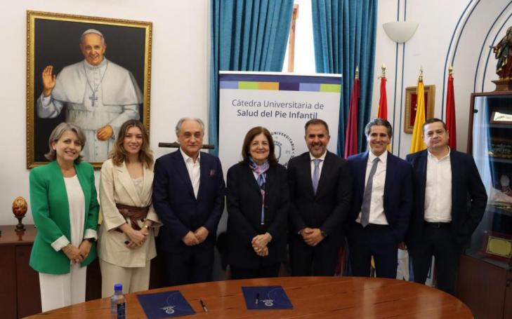 Group photo following the signing of the agreement.