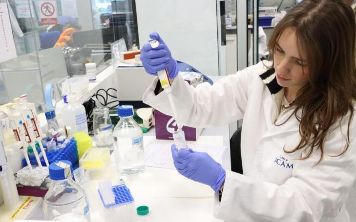 Clara Noguera, UCAM researcher, working in one of the UCAM HiTech laboratories