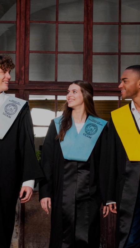 UCAM docencia, estudiantes en su graduación