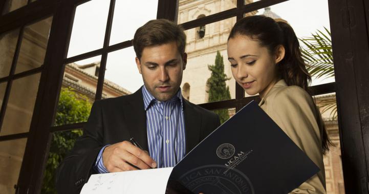Bachelor's Degree in Business Administration - On Campus | UCAM
