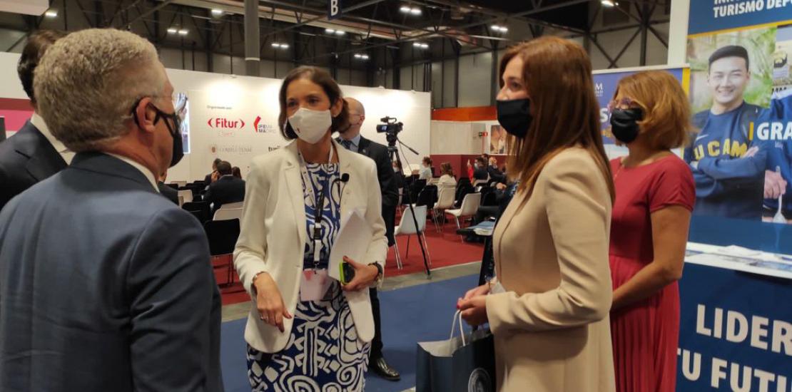Reyes Maroto, Minister of Industry, Trade and Tourism, talks to Ginesa Martínez, Vice-Dean of the Degree in Tourism, during her visit to the UCAM stand Friday, 21/05/2021 - 13:10