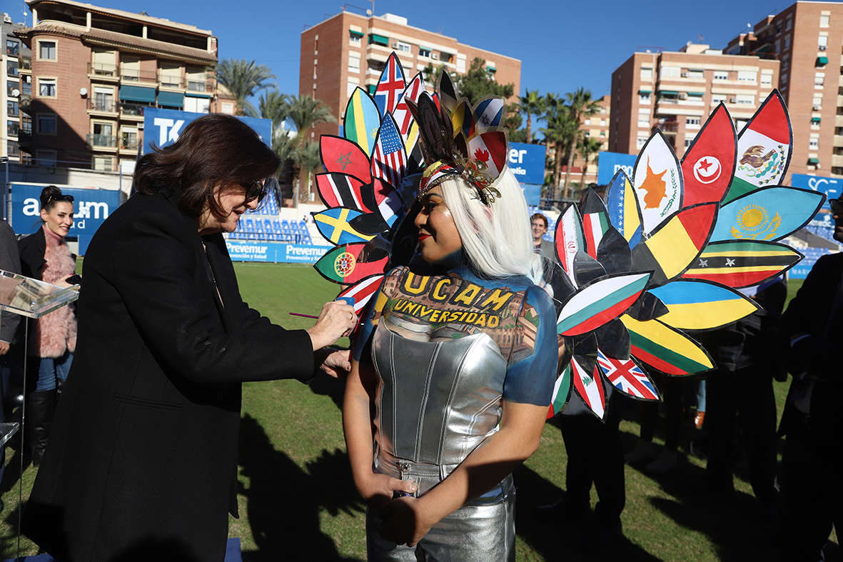 Salvadoran tiktoker and UCAM student Marcela Peraz completes her stunning body-paint make-up with the president's signature.