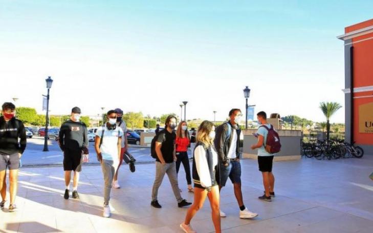 UCAM students arriving at the new facilities of the Faculty of Sports