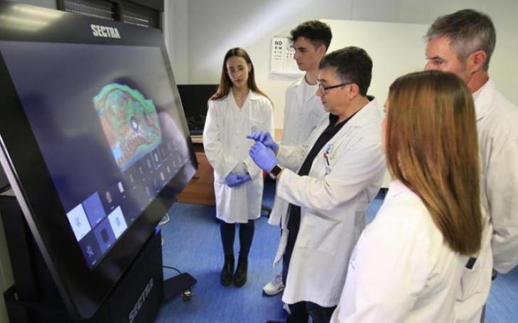 Practice in one of the clinical simulation rooms at the Murcia Campus