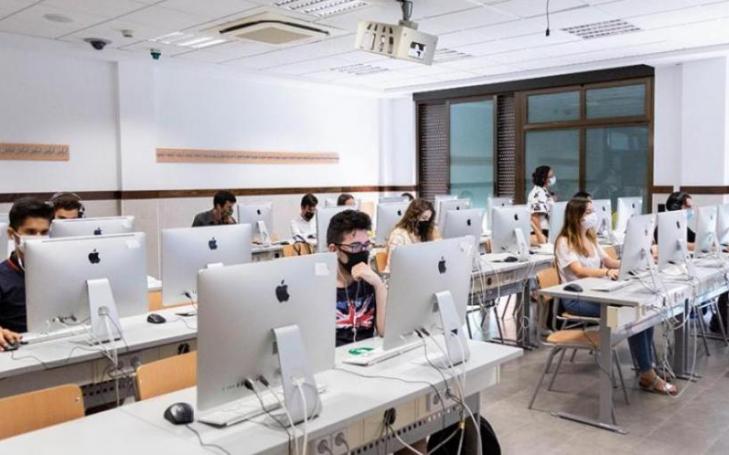 UCAM FP students carry out their internships in a university environment shared with undergraduate students.
