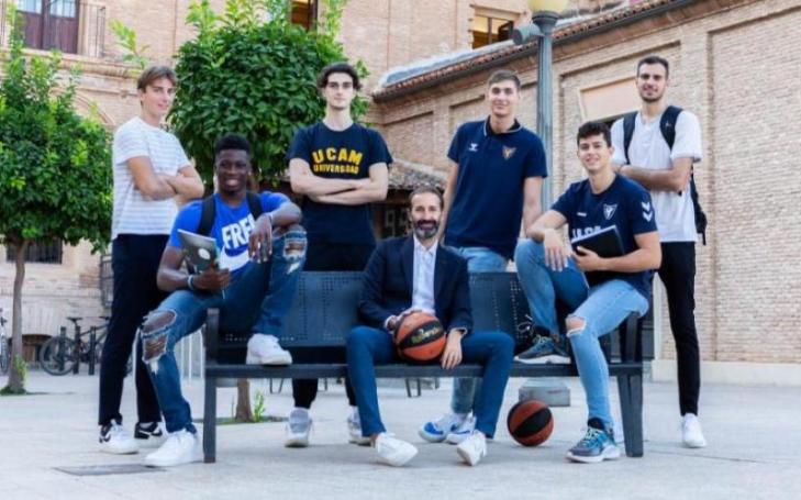 Sito Alonso, UCAM Murcia CB coach, with the most promising players from the quarry at the Los Jerónimos Campus