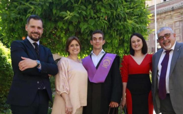 Gerard Descarrega, along with several members of the faculty of the Degree in Psychology, on the day of his graduation