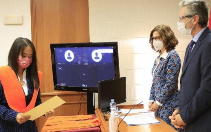 Moment of the graduation with the Vice Chancellor of International Relations