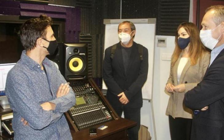 Moment of the institutional visit to the Sound Studio