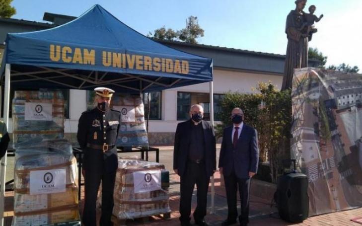 Antonio Alcaraz, vice-rector of University Extension at UCAM, has delivered these products to Antonio Martínez, commander of the Special Naval Warfare Force