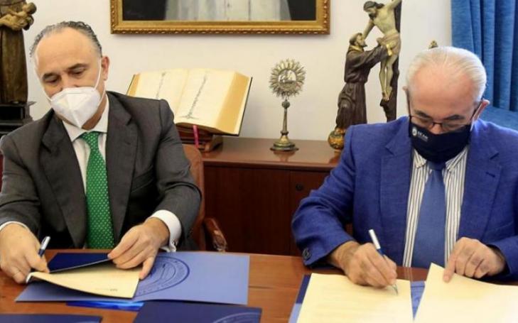Juan Ignacio Zafra, director territorial de Caixabank en Murcia y Andalucía Oriental, y José Luis Mendoza, presidente de la UCAM, durante la firma del convenio