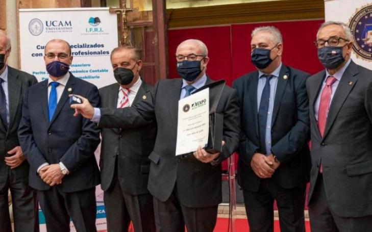 Presentation of the AIF gold badge to José Luis Mendoza, president of UCAM