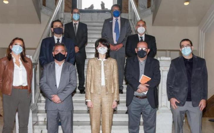 Pilar Llop, president of the Senate, with Víctor Meseguer (with a copy of the book), J.M. Reniu (Univ. Barcelona), R. Rubio, J.A. Sanz and R.M. Fernández (Complutense), R. Vela (Univ. Villanueva), Javier Sierra (UCAM) and M.A. Gonzalo (Congress)
