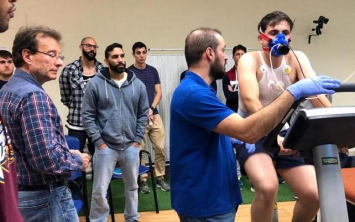 Students of the Master in ‘High Performance Sport: Strength and Conditioning’ during a cardiorespiratory evaluation with Professor Calbet, professor in Exercise Physiology. File photo.