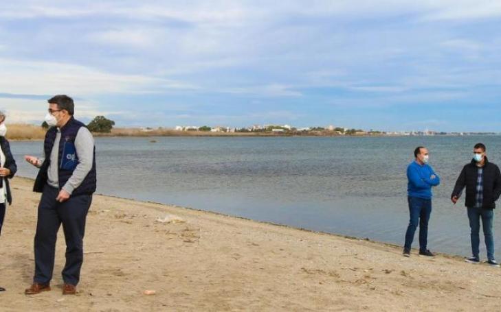 Estrella Núñez and Javier Senent along with other members of their team, at Playa El Carmolí, located a few meters from the mouth of the Rambla de El Albujón, one of the most important that flows into the Mar Menor.
