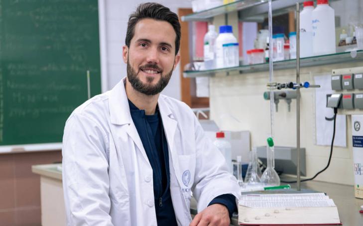 Raúl Martínez, in the ucam biochemistry laboratory