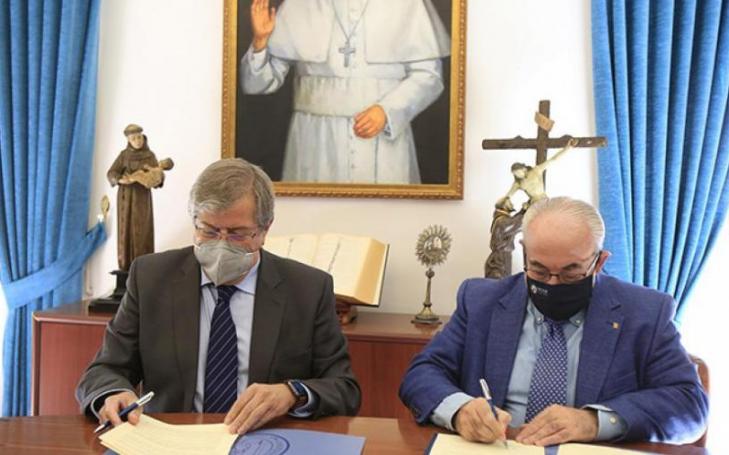 Ramón Madrid, dean of the Association of Economists of the Region of Murcia, and José Luis Mendoza, UCAM president, during the signing of the agreement.