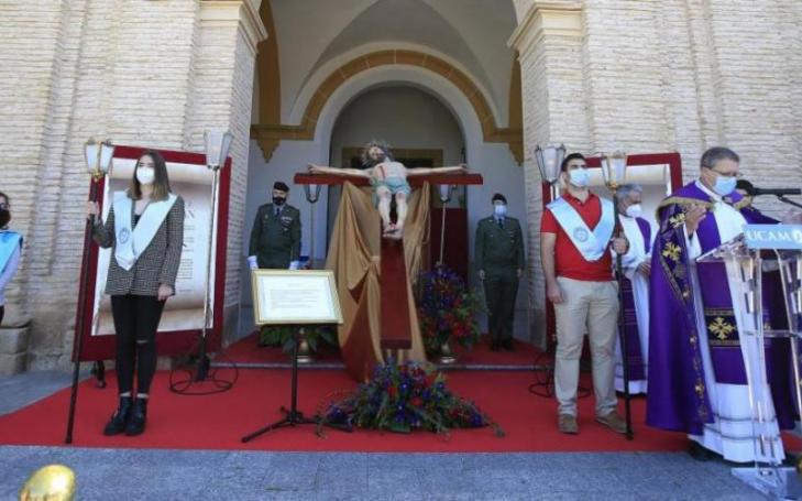 The university community venerates the image of the Christ of Health guarded by the UCAM in an act prior to Holy Week.