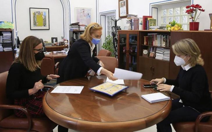 The Rector, Josefina García Lozano and the Vice Rectors, Estrella Núñez and Belén López Ayuso.
