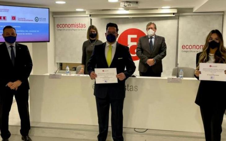 Award ceremony of the Colegio de Economistas, in which two students of the Degree in Business Administration and Management have been distinguished.