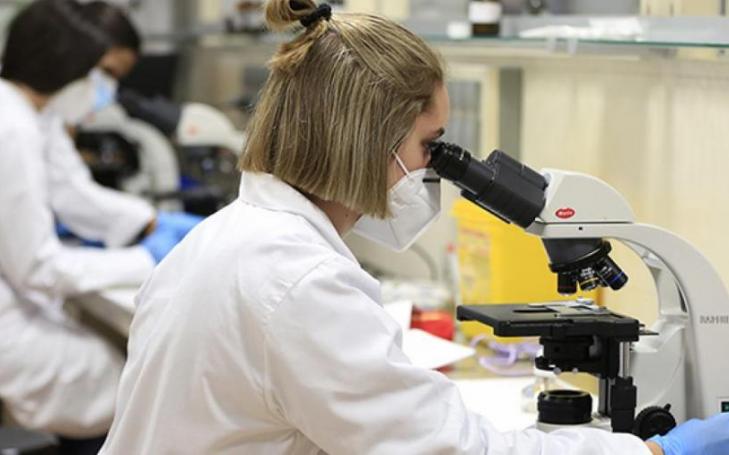 Biotechnology student in a laboratory at the Murcia Campus.