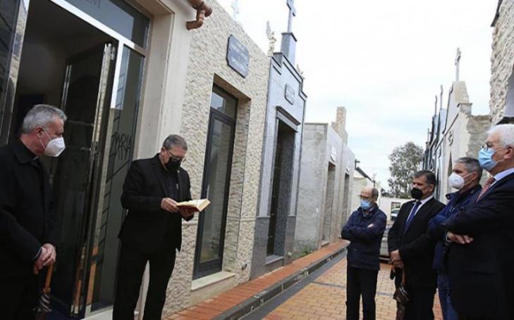 Prayer at the blessing of the UCAM pantheon officiated by Luis Emilio Pascual, senior chaplain of the Catholic University, who was accompanied by José Alberto Cánovas, vice-rector for Religious Affairs, and members of the University.