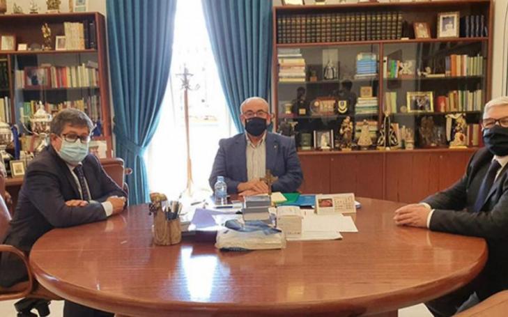 From left to right, José Luis Terreros, director of the Spanish Agency for Health Protection in Sport, José Luis Mendoza, president of UCAM, and Pedro Manonelles, president of the Spanish Society of Sports Medicine.