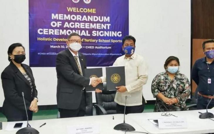 In the center of the picture, William Ramirez (left), chairman of the Commission on Sports, and Prospero E. De Vera III, chairman of the Commission on Higher Education of the Philippines.