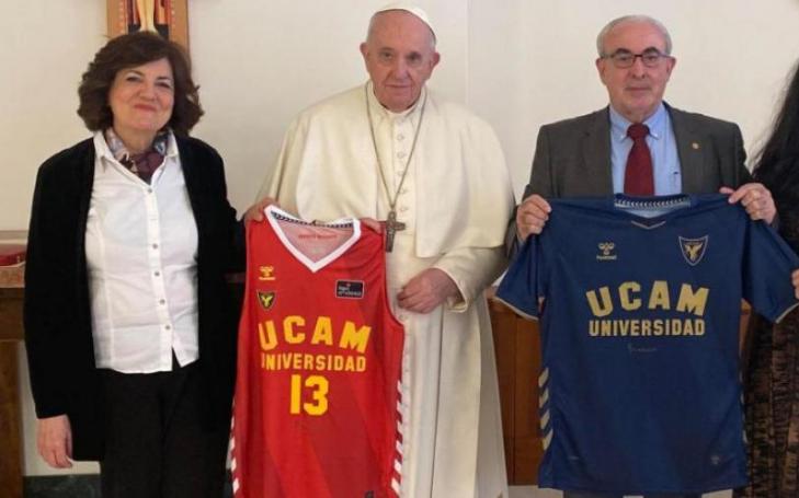 Pope Francis, together with the president of UCAM, José Luis Mendoza, his wife María Dolores García and his daughter María Mendoza with the UCAM CF and UCAM CB shirts at the Holy See.
