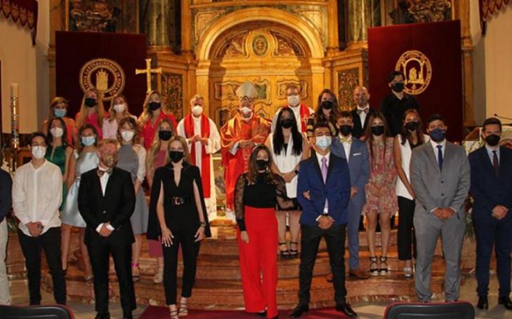 The confirmed students, together with Francisco Gil Hellín, Archbishop Emeritus of Burgos and the UCAM chaplains Luis Emilio Pascual and José Alberto Cánovas.