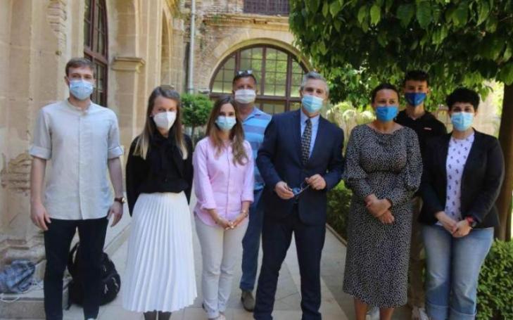 Pablo Blesa, UCAM Vice-Rector for International Relations and Communication (c) and, to his left, Patrycja Matusz, Vice-Rector for International Relations of the University of Wroclaw, together with members of both institutions.