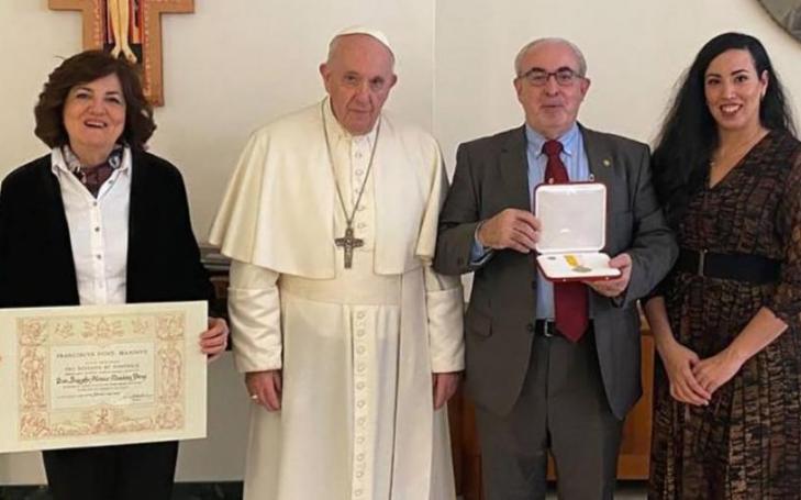 José Luis Mendoza, president of the UCAM, his wife María Dolores García, and his daughter María, with His Holiness Pope Francis with the decoration and the title of &#039;Cruz Pro Ecclesia et Pontifice&#039;.