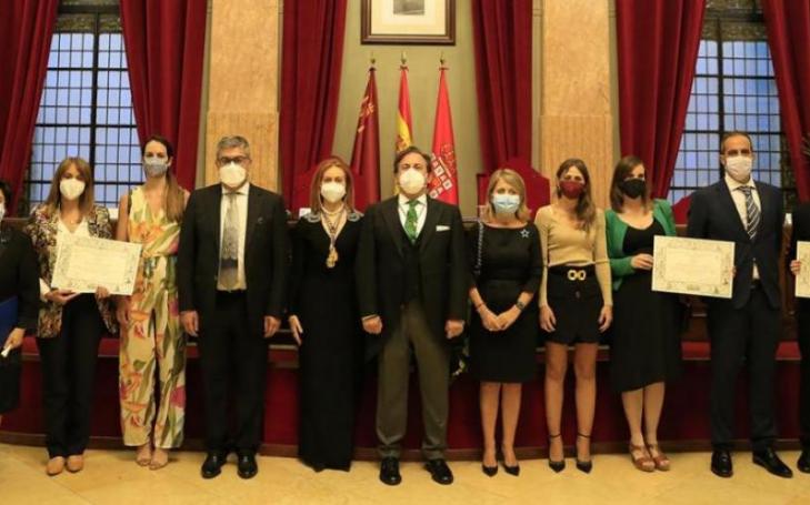 The UCAM award winners together with academic representatives of the institution and the Royal Academy of Medicine and Surgery of the Region of Murcia.