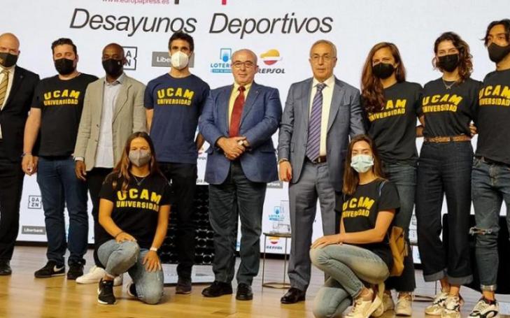 Alejandro Blanco, president of the Spanish Olympic Committee, José Luis Mendoza, president of UCAM, and a representation of athletes of our university attended the event