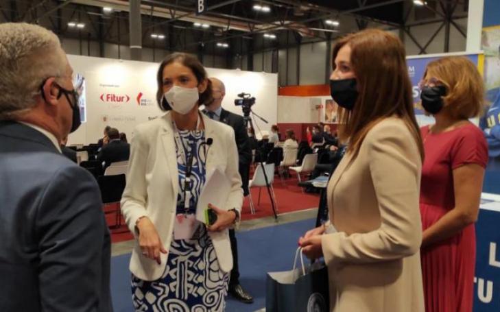 Reyes Maroto, Minister of Industry, Trade and Tourism, talks to Ginesa Martínez, Vice-Dean of the Degree in Tourism, during her visit to the UCAM stand Friday, 21/05/2021 - 13:10