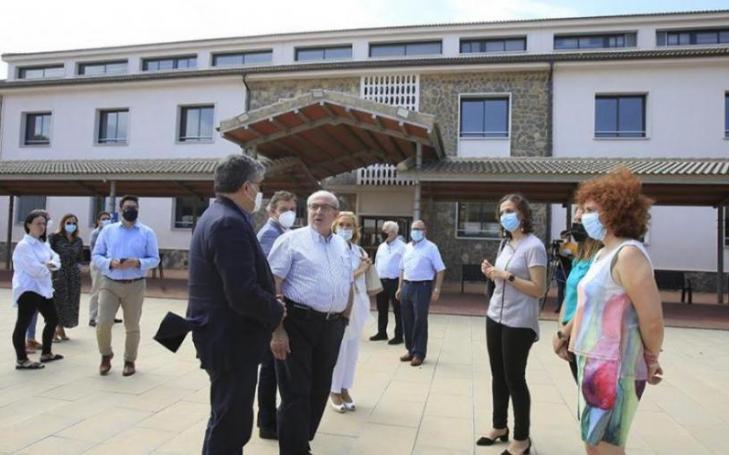 President of UCAM and University authorities, in front of the Medicine and Health Sciences building on the Cartagena Campus