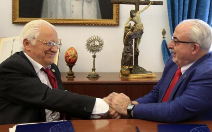 Father Ángel, president and founder of Mensajeros de la Paz, together with José Luis Mendoza, president of UCAM, during the signing of the agreement for the new chair, which took place at UCAM Universidad Católica San Antonio de Murcia.