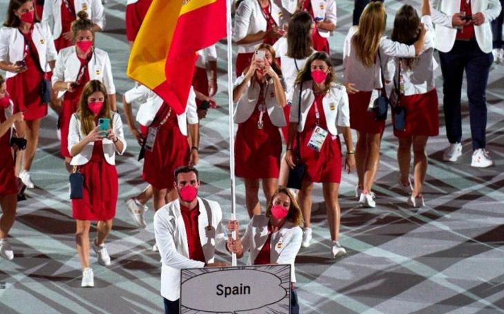 The two athletes of UCAM bear the Spanish flag at the opening ceremony of the Olympic Games of Tokyo