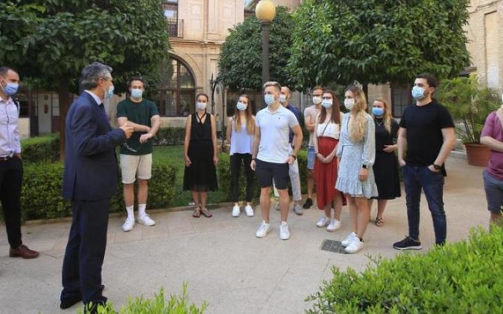 Sent by their respective companies, they have come to Murcia to improve their public speaking, business marketing, corporate communication and social network skills
