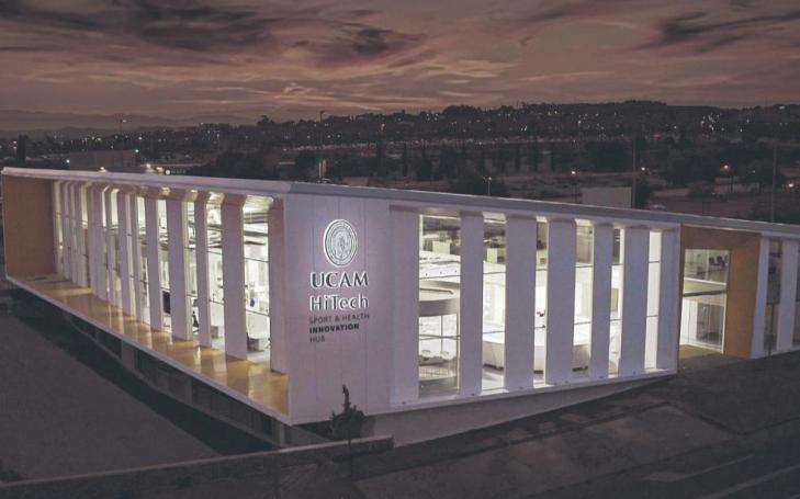 UCAM HiTech, located in the surroundings of the Los Jerónimos Campus and integrated into the National Network of High Technology Incubators, is a technological hub where entrepreneurship and research come together at the service of society. With 2,000 m2 of facilities, the 5.5-million-euro investment has been promoted and financed by the UCAM, and co-financed by FEDER funds, with the collaboration of the Incyde Foundation of the Spanish Chambers of Commerce.