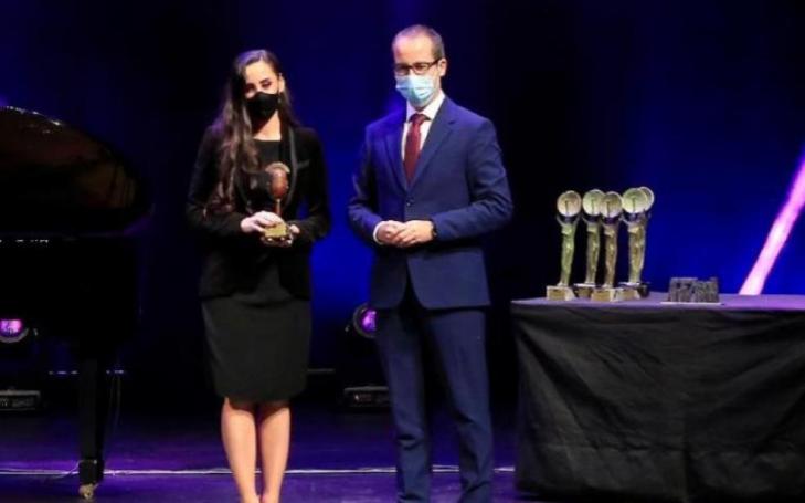 Isabel Mendoza, a member of the Board of Trustees of the Fundacion Universitaria San Antonio, was given the award by Javier Martínez Gilabert, General Director of Informatics and Digital Transformation of the Region of Murcia.