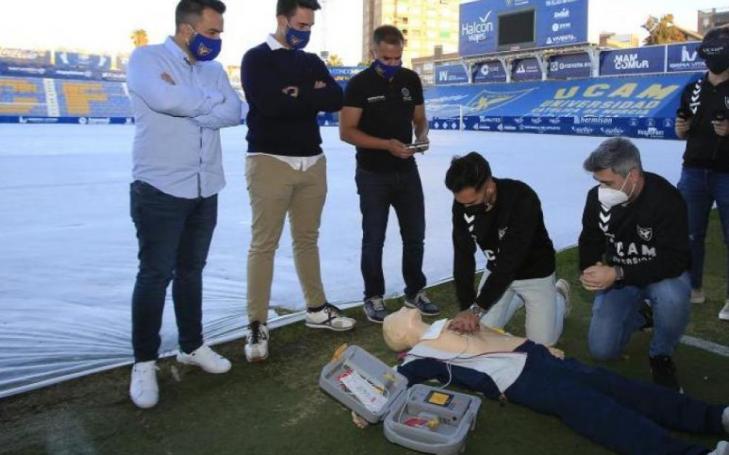 Coaches and instructors learn first aid and cardiopulmonary resuscitation with an innovative method that uses virtual reality. This initiative is led by Manuel Pardo, head researcher of the New Technologies for Health Group ("Grupo de Nuevas Tecnologías para la Salud") at the Universidad Católica.
