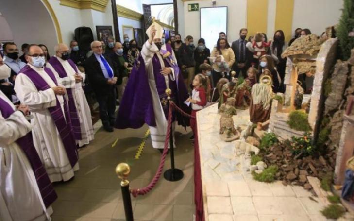 Monsignor José Manuel Lorca Planes blesses the nativity scene in the cloister of the Monastery of Los Jerónimos