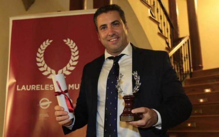José Luis Mendoza García, Director of Institutional Relations, receiving the Laurel of Murcia which recognises the Universidad Católica and its labour of the University in sports.