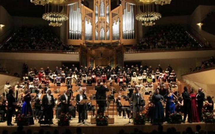 The orchestra, choir and soloists perform Canto a Murcia as the grand finale of the XXI Grand New Year Zarzuela Gala held at the Auditorio Nacional (Madrid).