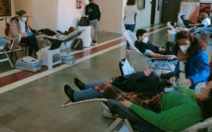Students and administrative staff at UCAM participated during the whole day in the donation of blood.