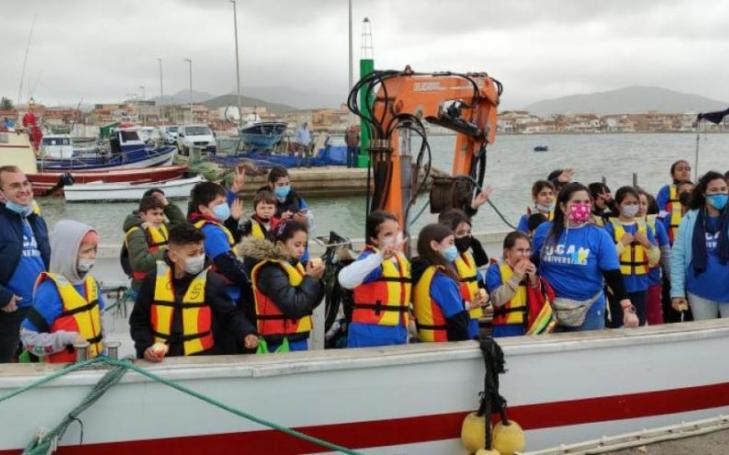 UCAM Students with schoolchildren on the boats