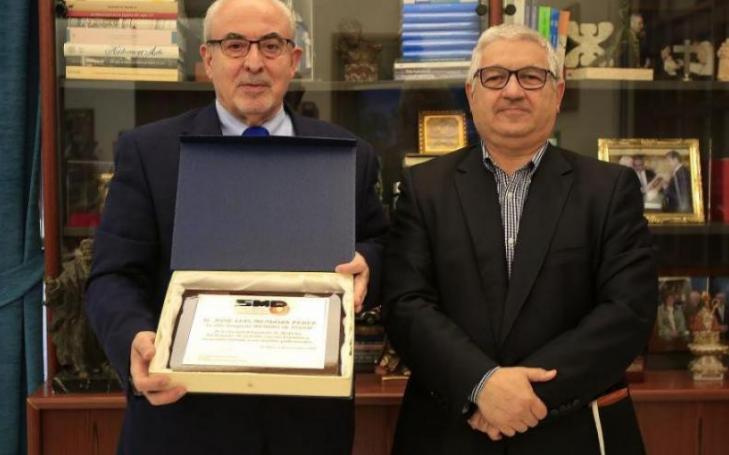 José Luis Mendoza is awarded the title of Honorary Member of SEMEDE by Pedro Manonelles
