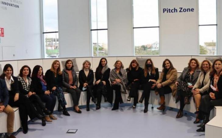 Photograph of the women participating in the event held at the UCAM HiTech.