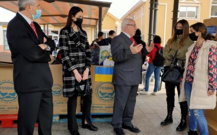 José Luis Mendoza, President of UCAM, talking with Ukrainian UCAM student in the Campus de Los Jerónimos.